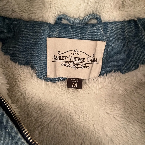 Fluffy inside denim jacket - Picture 3 of 3